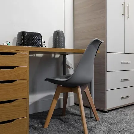Apartment Centre 1 With Kitchenette, Free Wifi And Smart Tv With Netflix By Yoko Middlesbrough